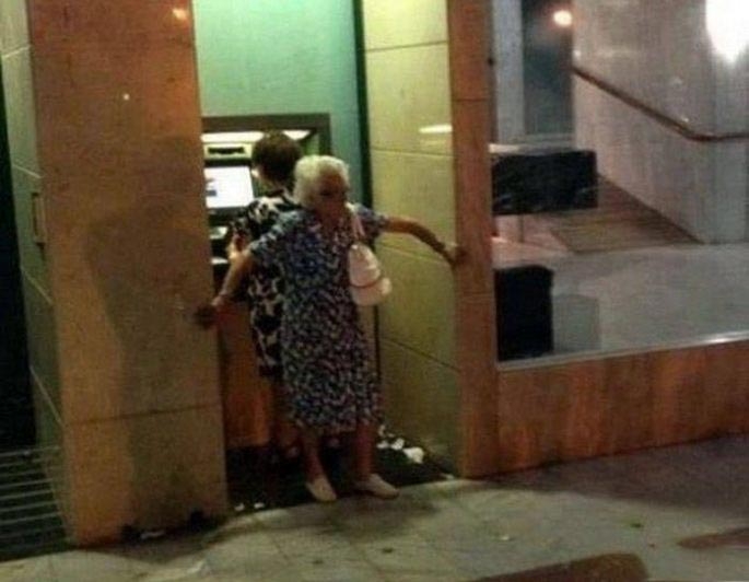 Смешные и нелепые фотографии банкоматов, веселящие своей абсурдностью до слёз Смешные и нелепые фотографии банкоматов, веселящие своей абсурдностью до слёз