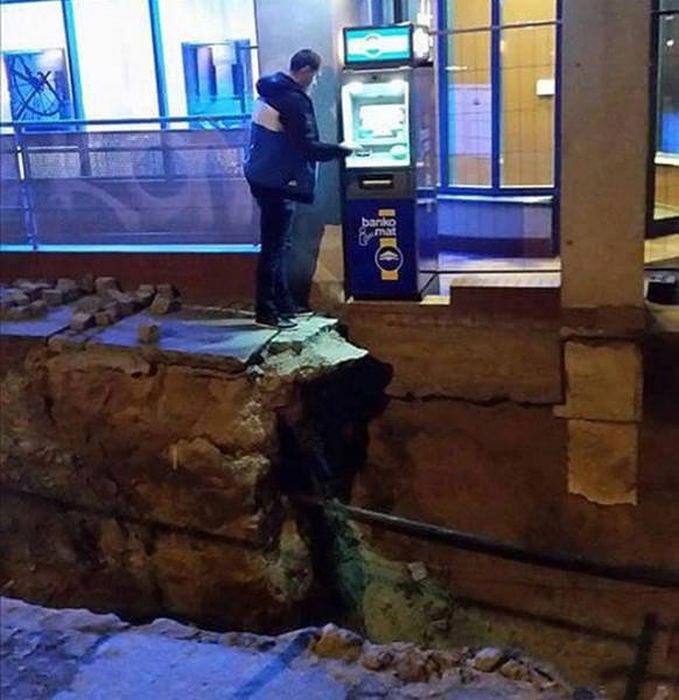 Смешные и нелепые фотографии банкоматов, веселящие своей абсурдностью до слёз Смешные и нелепые фотографии банкоматов, веселящие своей абсурдностью до слёз