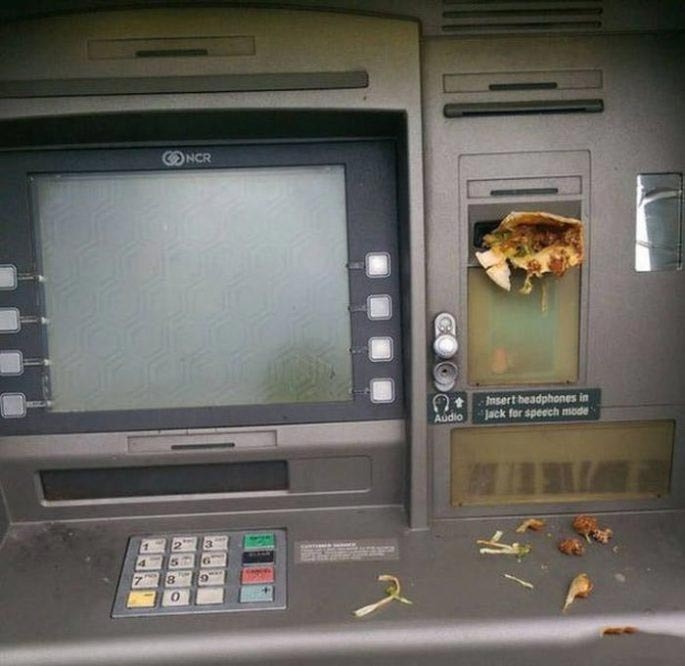 Смешные и нелепые фотографии банкоматов, веселящие своей абсурдностью до слёз Смешные и нелепые фотографии банкоматов, веселящие своей абсурдностью до слёз