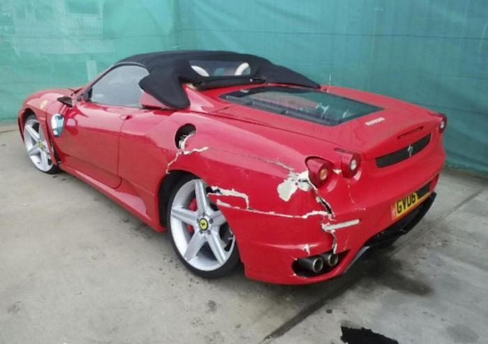Житель Лондона переделал Toyota в Ferrari и получил крупную страховую выплату за аварию
