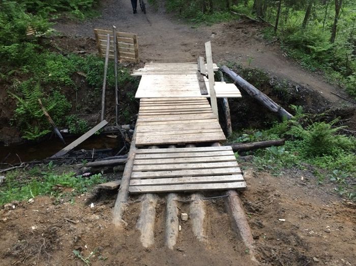 Строительство мостика через лесной ручей Строительство мостика через лесной ручей