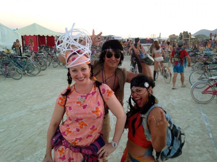 Люди и их костюмы на фестивале Burning Man 201
