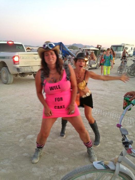 Люди и их костюмы на фестивале Burning Man 201