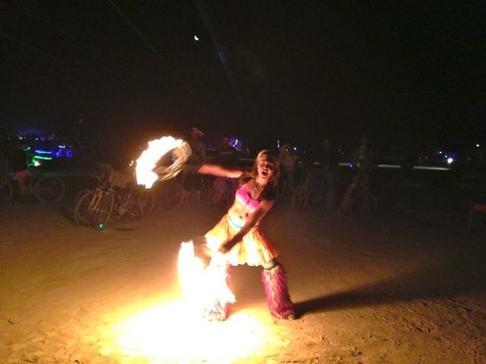 Люди и их костюмы на фестивале Burning Man 201