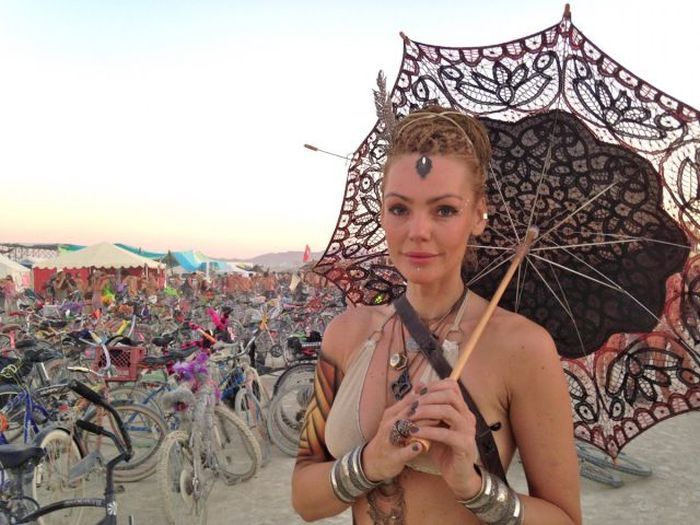 Люди и их костюмы на фестивале Burning Man 201