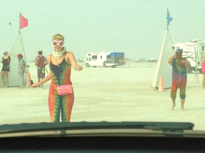 Люди и их костюмы на фестивале Burning Man 201