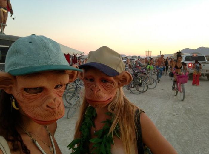 Люди и их костюмы на фестивале Burning Man 201