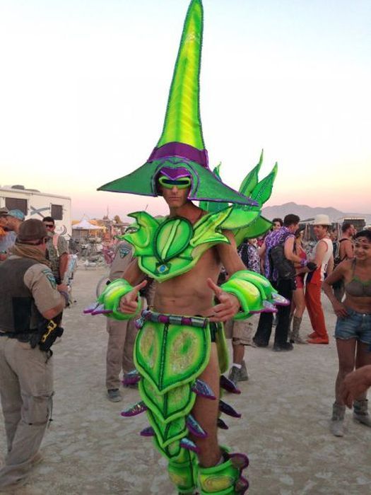 Люди и их костюмы на фестивале Burning Man 201