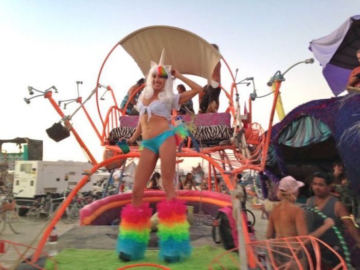 Люди и их костюмы на фестивале Burning Man 201