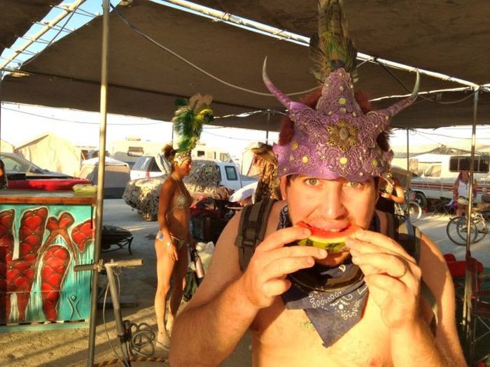 Люди и их костюмы на фестивале Burning Man 201