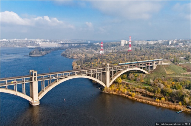 Автобус оставил "смертельную ловушку" для пешеходов на мосту