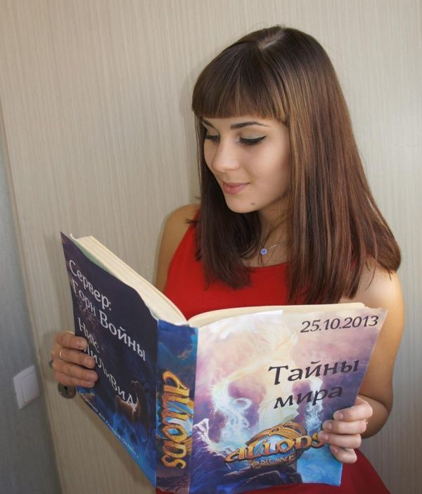 Девушки, играющие в онлайн игры
