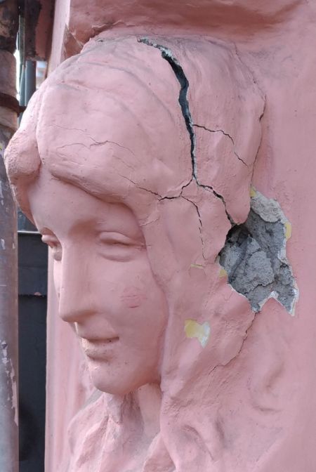 В Санкт-Петербурге неизвестные самовольно «отреставрировали» барельеф дома Николаевых