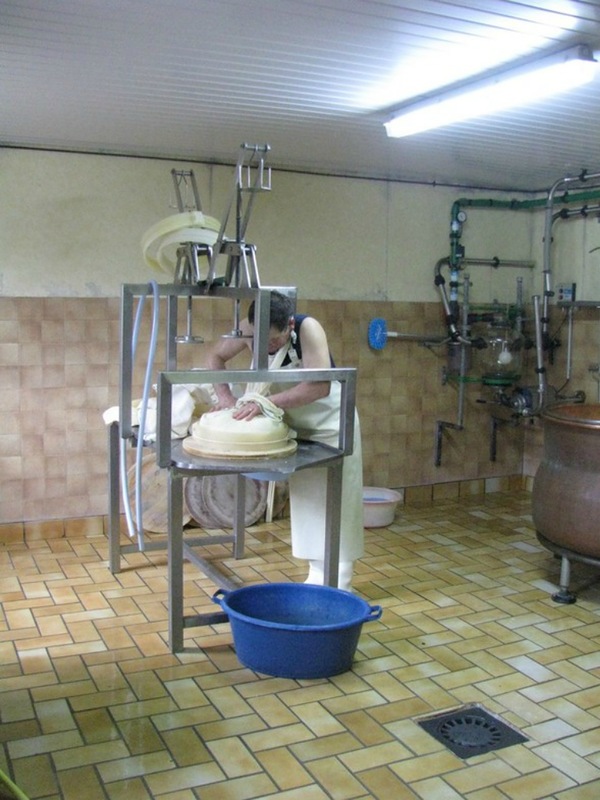 Производство сыра в Альпах Производство сыра в Альпах