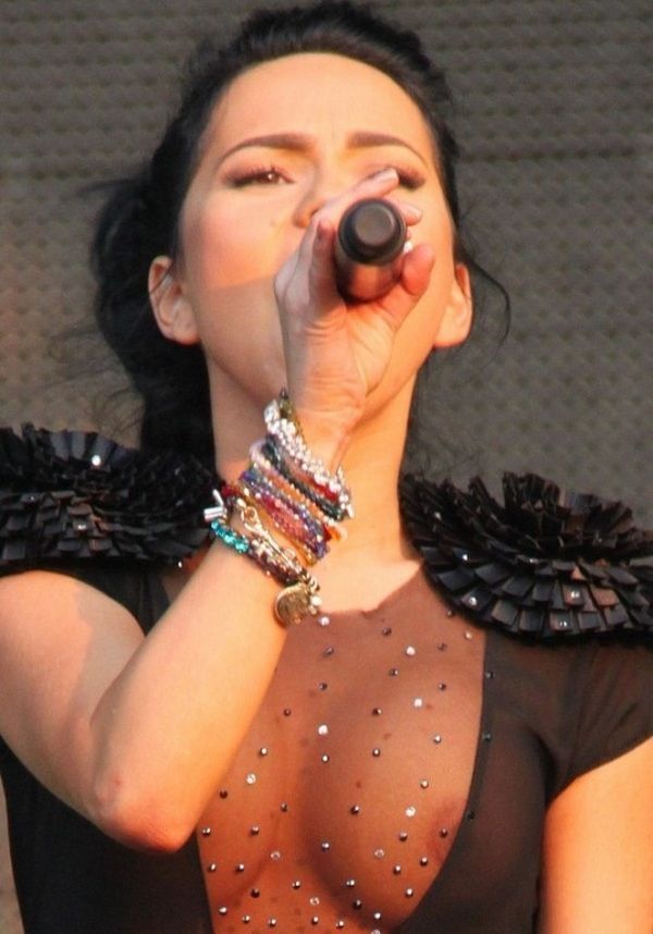 Голая певица Inna прозрачном наряде
