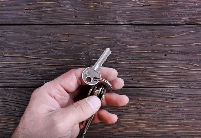 Второе отверстие в ключе – для чего его делают?