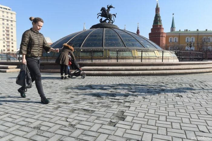 На Манежной площади с приходом весны «вздулась» дорожная плитка
