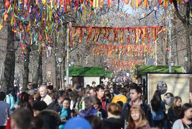 Самый большой в мире кулич съели 10 тысяч москвичей Самый большой в мире кулич съели 10 тысяч москвичей