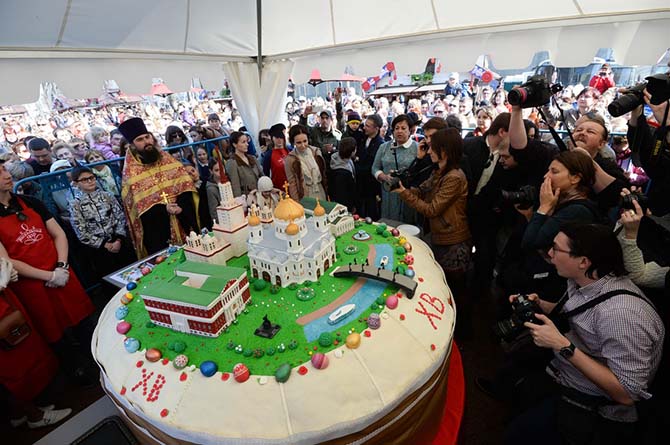 Самый большой в мире кулич съели 10 тысяч москвичей Самый большой в мире кулич съели 10 тысяч москвичей