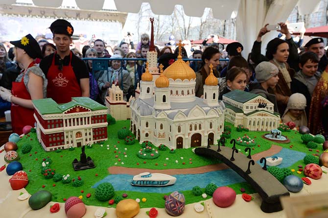 Самый большой в мире кулич съели 10 тысяч москвичей Самый большой в мире кулич съели 10 тысяч москвичей