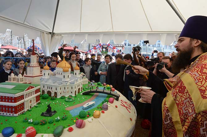 Самый большой в мире кулич съели 10 тысяч москвичей Самый большой в мире кулич съели 10 тысяч москвичей