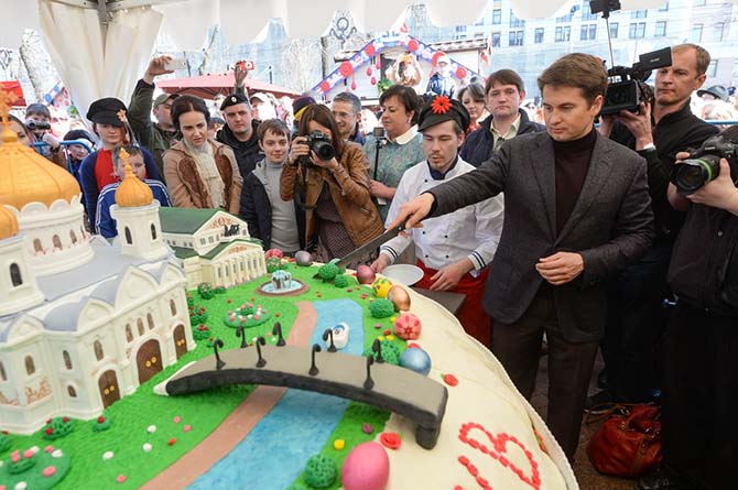 Самый большой в мире кулич съели 10 тысяч москвичей Самый большой в мире кулич съели 10 тысяч москвичей
