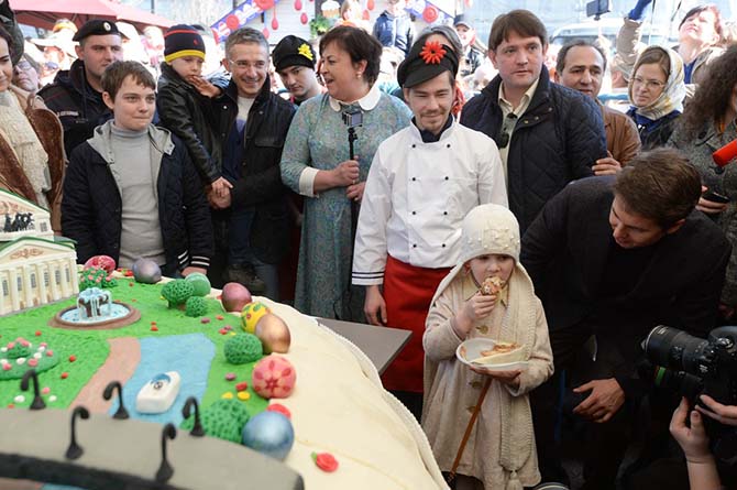 Самый большой в мире кулич съели 10 тысяч москвичей Самый большой в мире кулич съели 10 тысяч москвичей