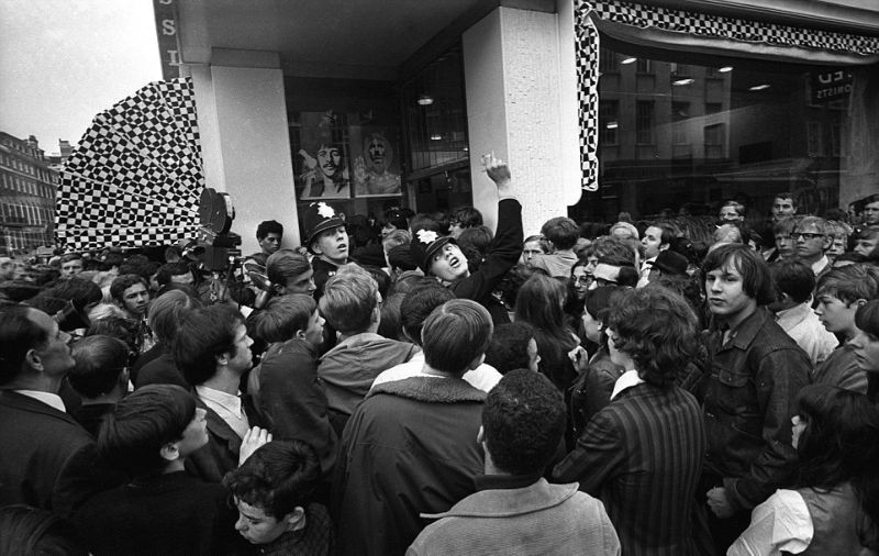 Свингующий Лондон 60-х с гологрудыми модницами