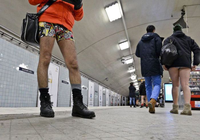 В метро без штанов (30 фото)
