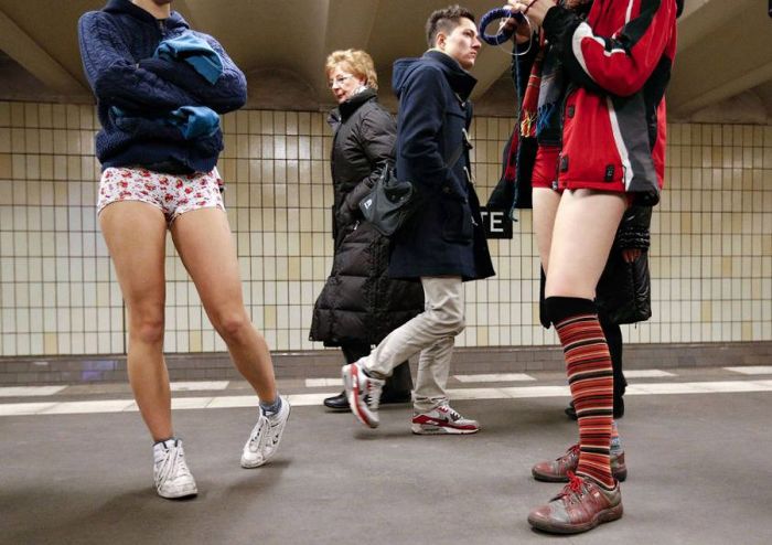 В метро без штанов (30 фото)
