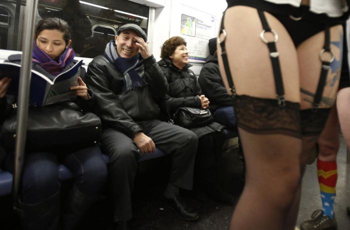 В метро без штанов (30 фото)