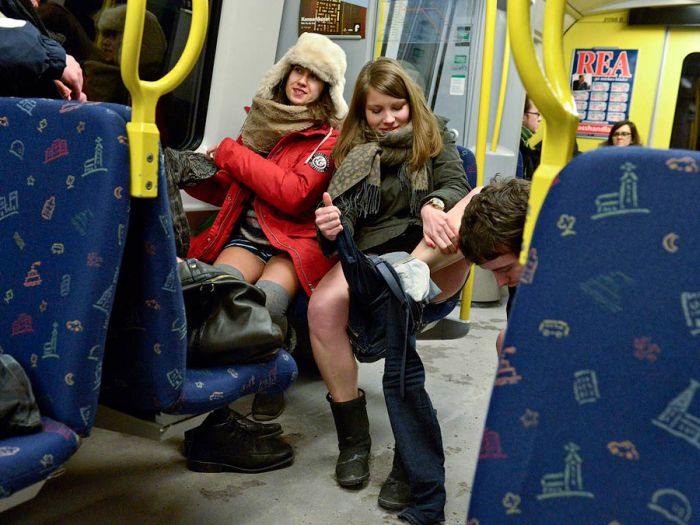 В метро без штанов (30 фото)