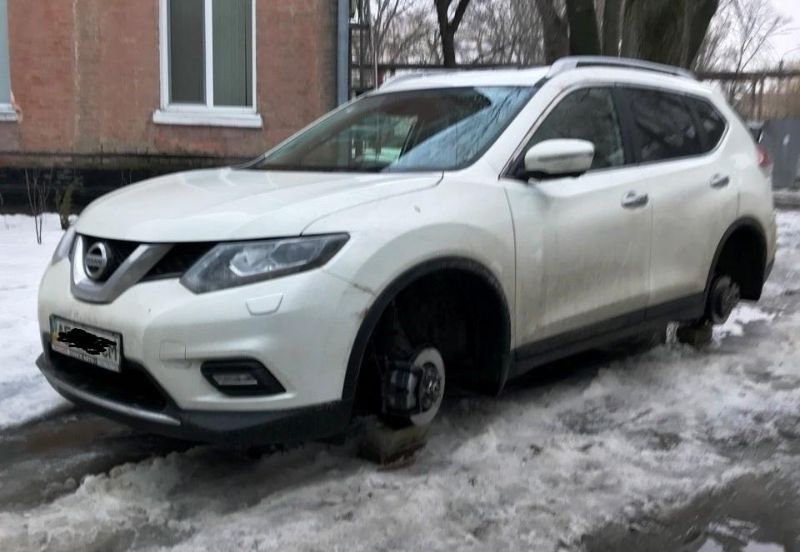 Вежливый днепровский грабитель оставил извинения на багажнике разутого авто
