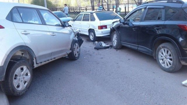 В Набережных Челнах неадекватный водитель протаранил 12 машин и сбил пешехода