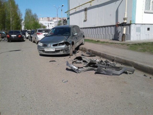 В Набережных Челнах неадекватный водитель протаранил 12 машин и сбил пешехода