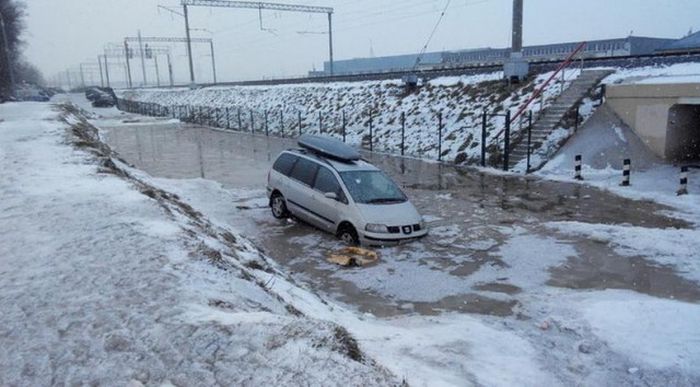 Автомобили, скованные льдом