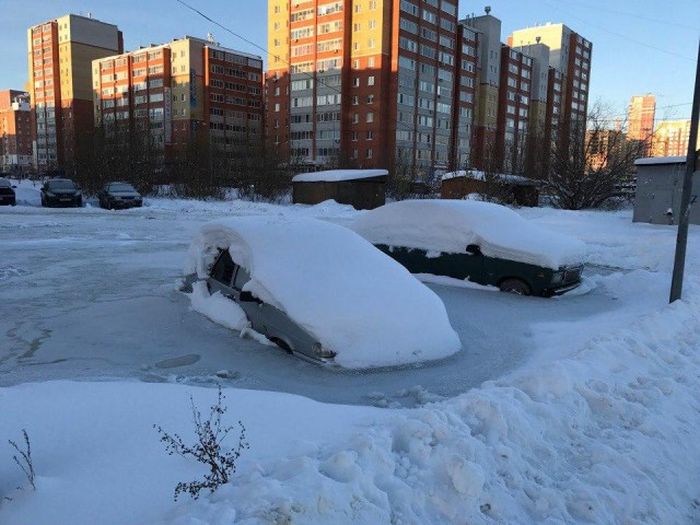 Автомобили, скованные льдом