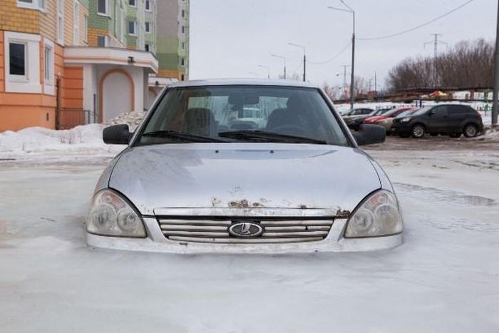Автомобили, скованные льдом