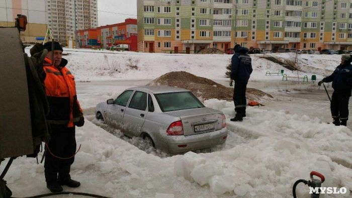 Автомобили, скованные льдом