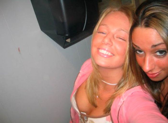 Пьяные девушки в уборной (88 фото)