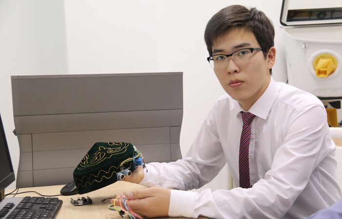 Школьник создал умную тюбетейку для незрячих