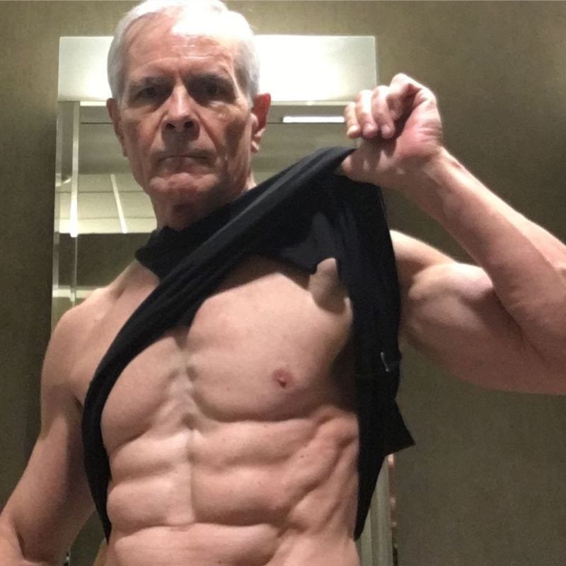 68-летний пенсионер-качок с шестью кубиками пресса