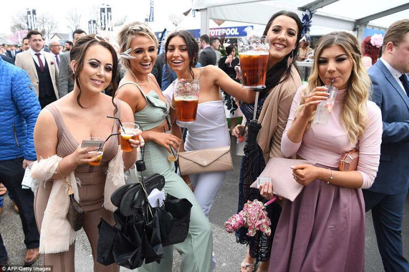 Ladies Day на скачках в Эйнтри