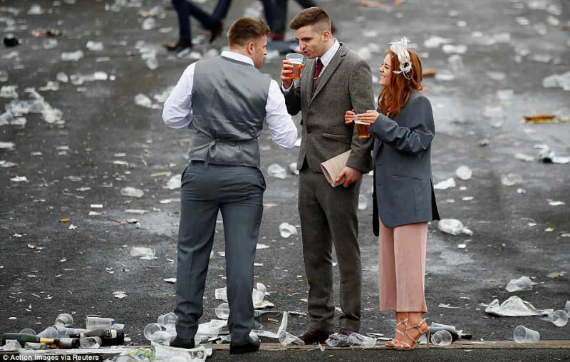 Ladies Day на скачках в Эйнтри