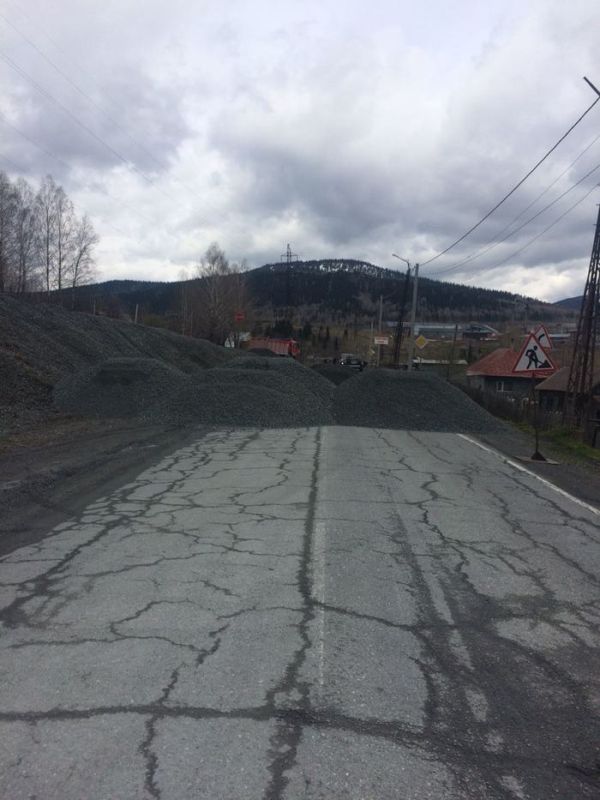 В Кемеровской области на дороги высыпают кучи щебня