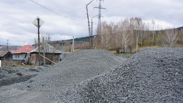В Кемеровской области на дороги высыпают кучи щебня