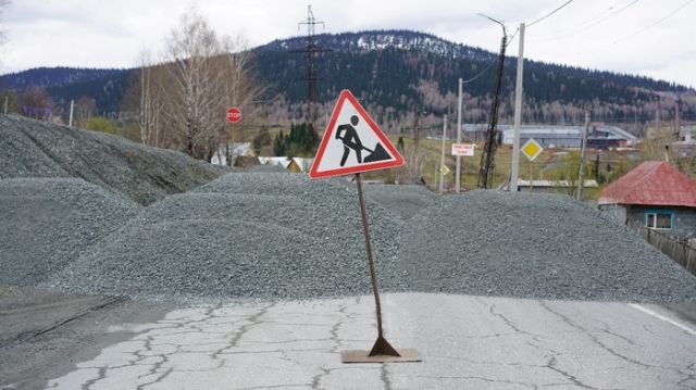 В Кемеровской области на дороги высыпают кучи щебня