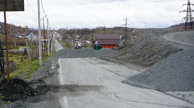 В Кемеровской области на дороги высыпают кучи щебня
