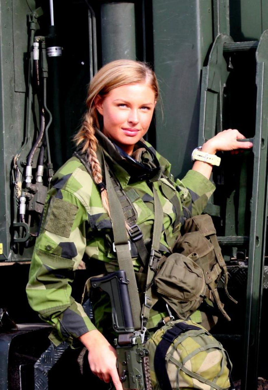 Симпатичные девушки в армии