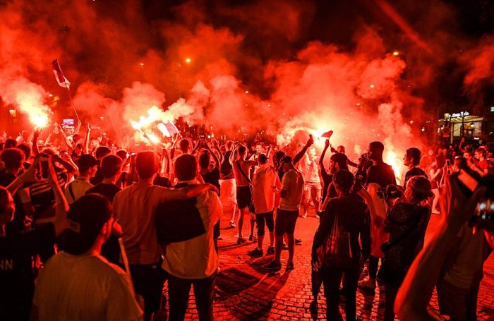 Массовые беспорядки и погромы во Франции после победы в ЧМ Массовые беспорядки и погромы во Франции после победы в ЧМ